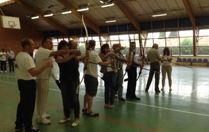 Les invités s'initient au tir avec les membres du club de tir.