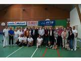 Les membres du club des Archers des Halles (Tee-Shirt Blanc) entouré des représentants de la ligue et du comité de Normandie, ainsi que le conseil municipal de Buchy.