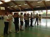 Les invités s'initient au tir avec les membres du club de tir.